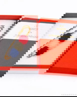 Broșă Mărțișor tip ac de siguranță cu pompoane Roșu-Alb-Albastru