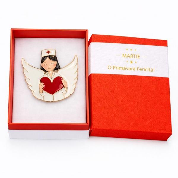 Broșă Mărțișor &Icirc;ngeraș Asistentă cu Inimă Roșie