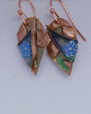 Cercei unicat din bronz auriu, cu design organic si ornamente din flori de polimerclay si rasini colorate