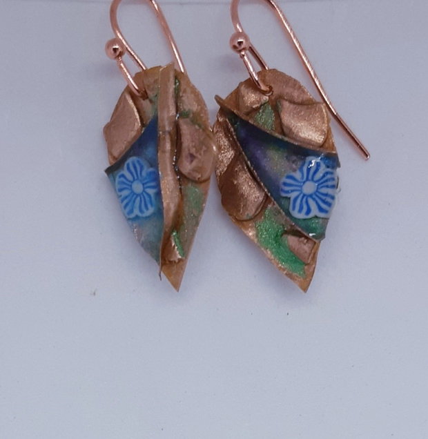 Cercei unicat din bronz auriu, cu design organic si ornamente din flori de polimerclay si rasini colorate