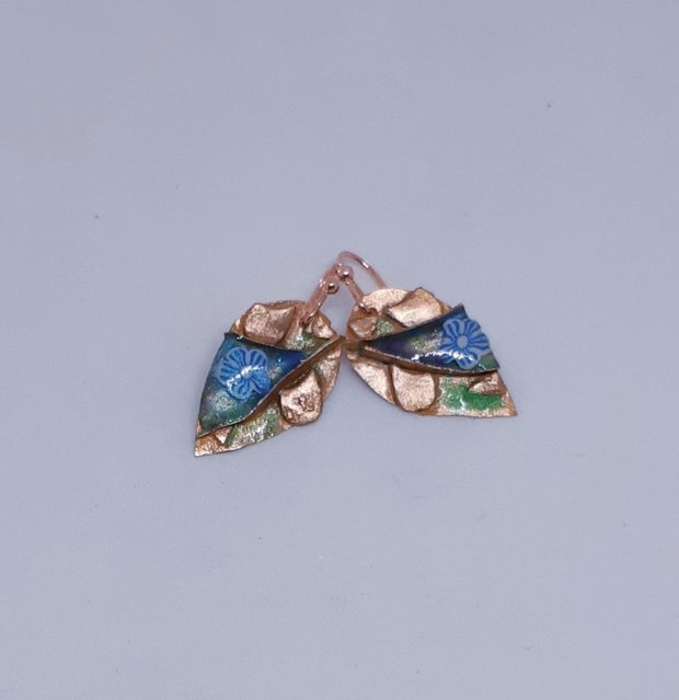 Cercei unicat din bronz auriu, cu design organic si ornamente din flori de polimerclay si rasini colorate