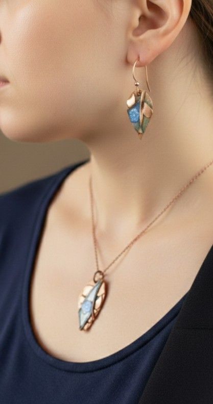 Cercei unicat din bronz auriu, cu design organic si ornamente din flori de polimerclay si rasini colorate
