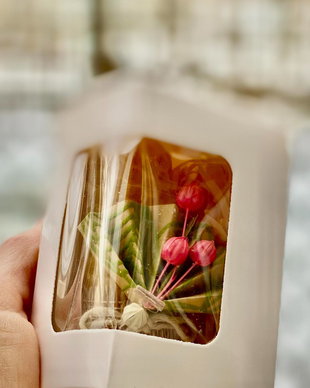 Mărțișor/mărturie- lumânărică decorata cu iuta, mini evantai si flori