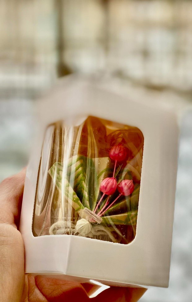 Mărțișor/mărturie- lumânărică decorata cu iuta, mini evantai si flori
