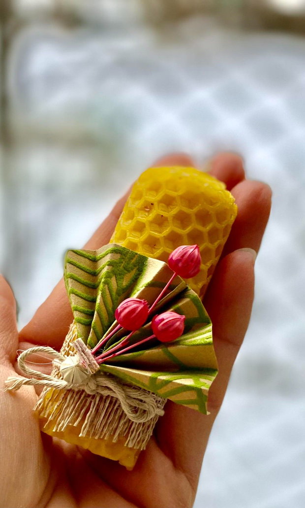 Mărțișor/mărturie- lumânărică decorata cu iuta, mini evantai si flori