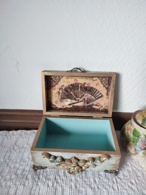 Cutie romantică din lemn  parfum de vremuri trecute