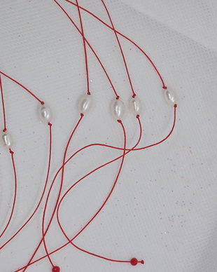 Martisor perla de cultura cu snur rosu  handmade
