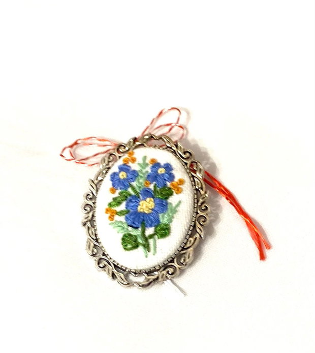 Brosa cu broderie manuala - ramura cu flori
