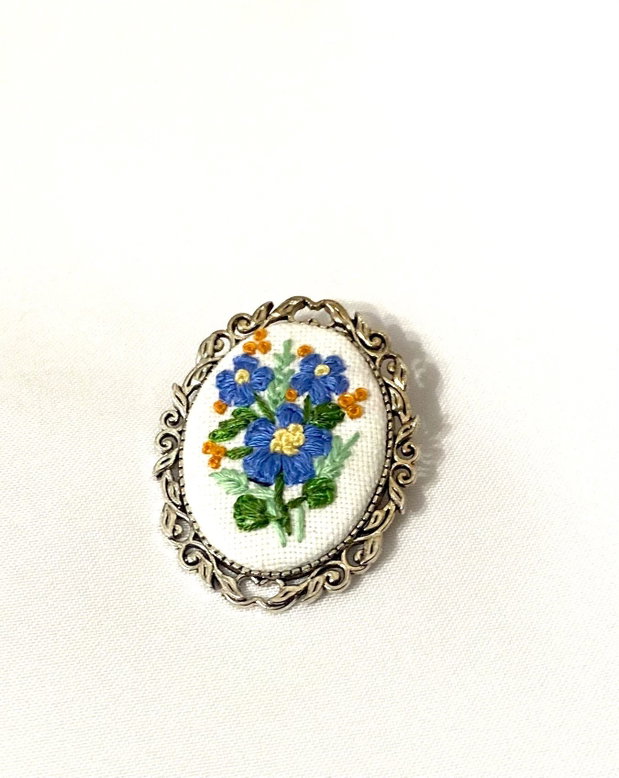 Brosa cu broderie manuala - ramura cu flori