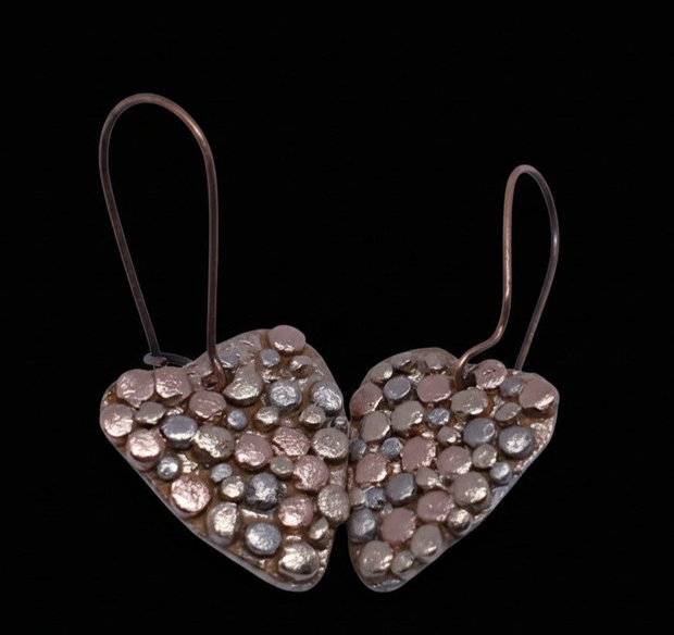 Cercei unicat, in forma de inima, din bronz, decorati cu bilute de bronz alb , auriu si cupru