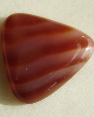 Cabochon triunghiular din agata dungata aprox 25x25x6 mm