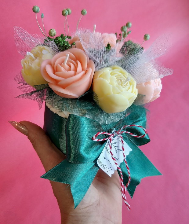Aranjament floral din lumânări parfumate din ceară de soia handmade, unicat