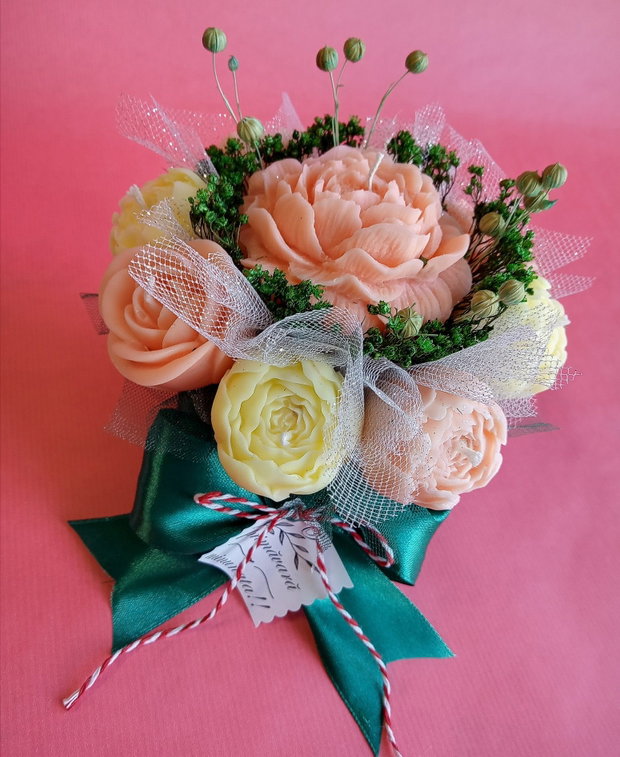 Aranjament floral din lumânări parfumate din ceară de soia handmade, unicat