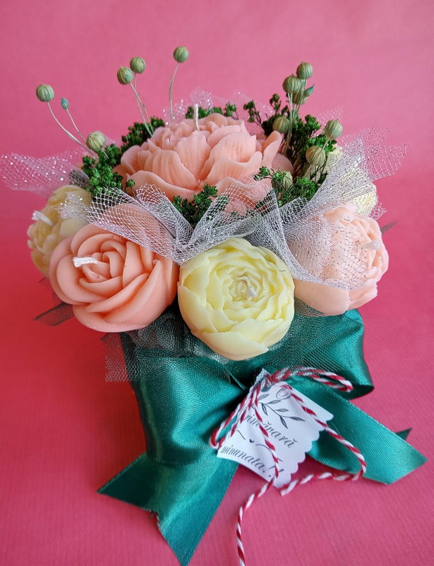 Aranjament floral din lumânări parfumate din ceară de soia handmade, unicat