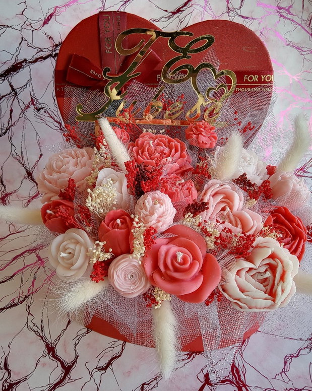 Aranjament floral din lumânări parfumate din ceară de soia handmade, unicat