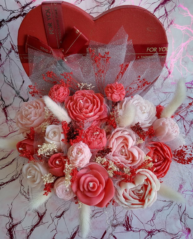 Aranjament floral din lumânări parfumate din ceară de soia handmade, unicat