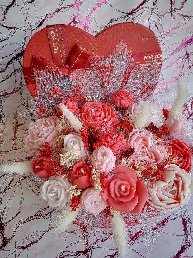 Aranjament floral din lumânări parfumate din ceară de soia handmade, unicat