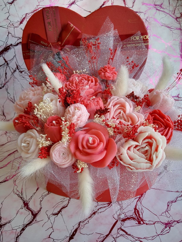 Aranjament floral din lumânări parfumate din ceară de soia handmade, unicat
