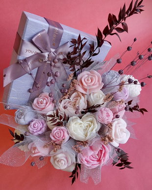 Aranjament floral din lumânări parfumate din ceară de soia  handmade, unicat