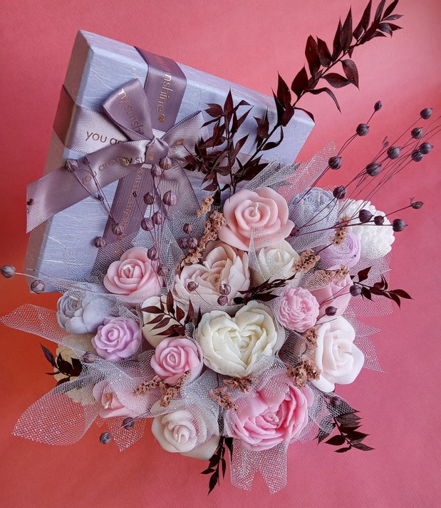 Aranjament floral din lumânări parfumate din ceară de soia handmade, unicat