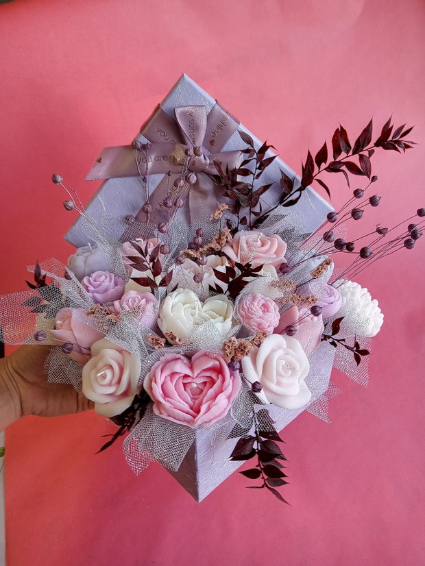Aranjament floral din lumânări parfumate din ceară de soia handmade, unicat