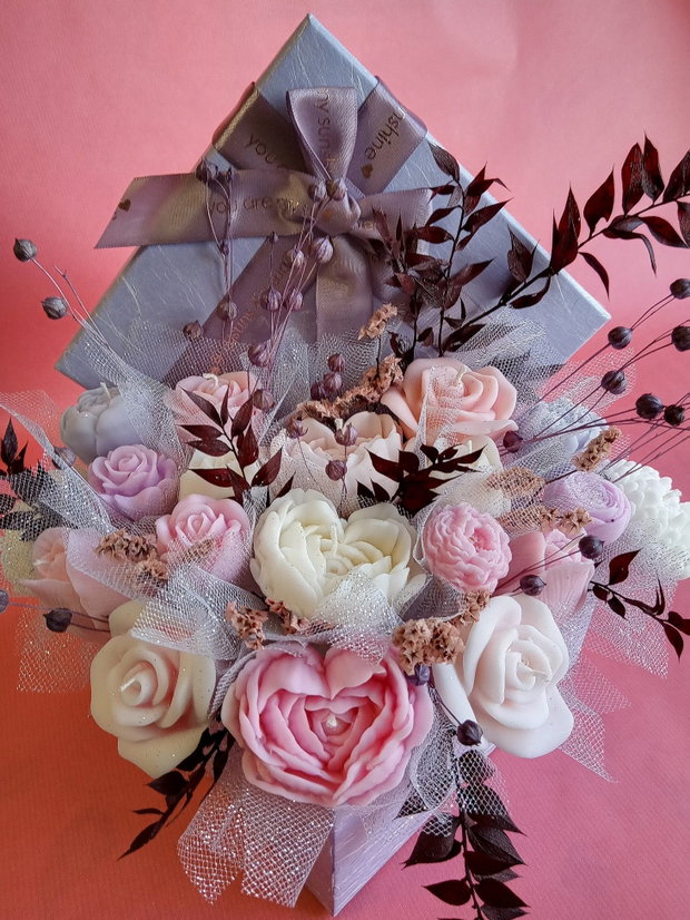Aranjament floral din lumânări parfumate din ceară de soia handmade, unicat
