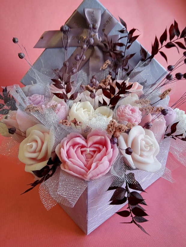Aranjament floral din lumânări parfumate din ceară de soia handmade, unicat