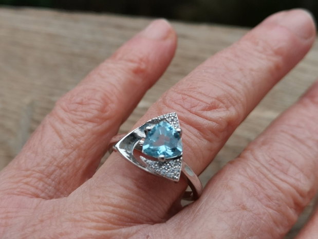 Inel argint si blue topaz