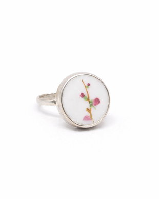 Inel "Round Sakura" din argint si fragment de portelan de Limoges