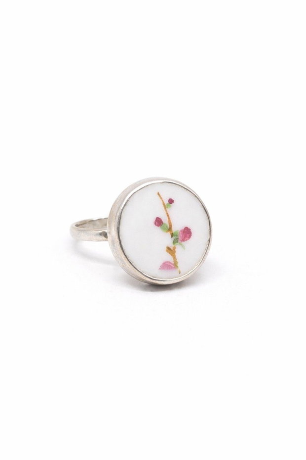 Inel "Round Sakura" din argint si fragment de portelan de Limoges