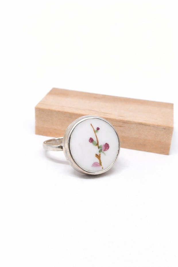 Inel "Round Sakura" din argint si fragment de portelan de Limoges