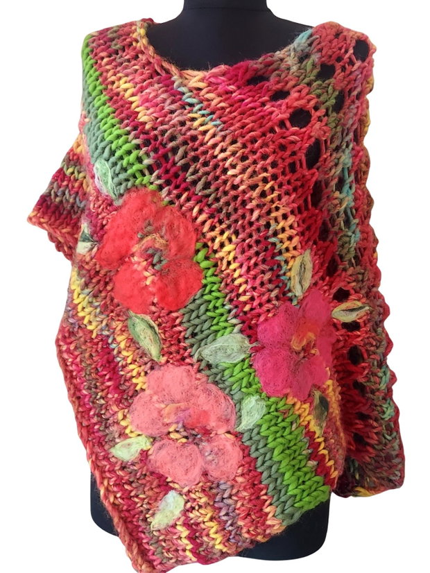 Poncho cu flori de lana merinos