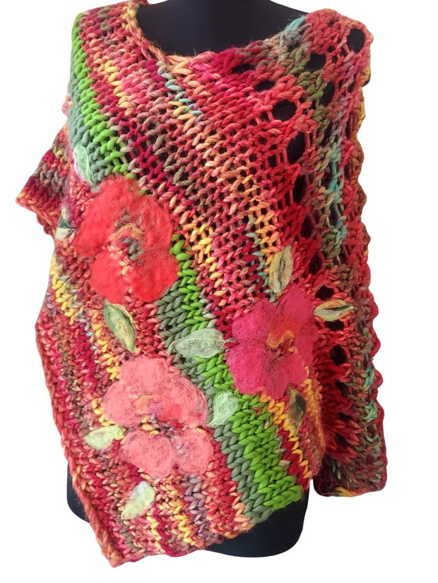 Poncho cu flori de lana merinos