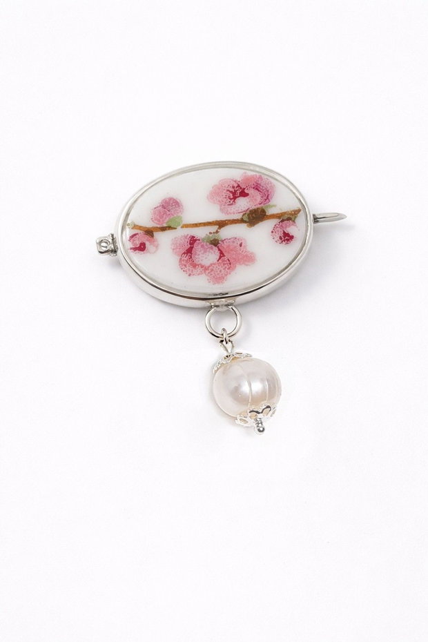 Brosa "Pearl Sakura" din argint, perla de cultura si fragment de portelan de Limoges