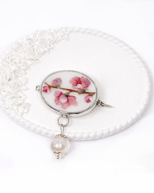 Brosa "Pearl Sakura" din argint, perla de cultura si fragment de portelan de Limoges