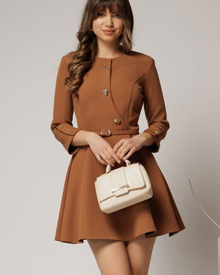 Rochie scurta maro din stofa in clos cu nasturi pe bust si curea in talie