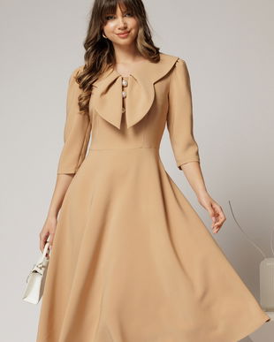 Rochie bej clos de ocazie cu guler maxi si nasturi perluta