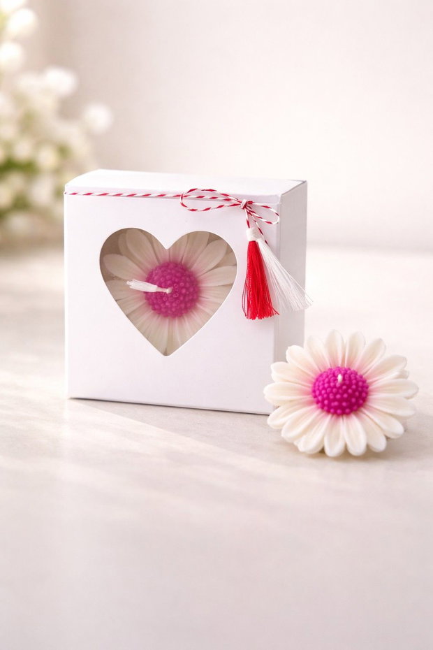 Petala de Martie Martisor lumanare parfumata din ceara de soia, floare decorativa handmade, cadou 1 Martie