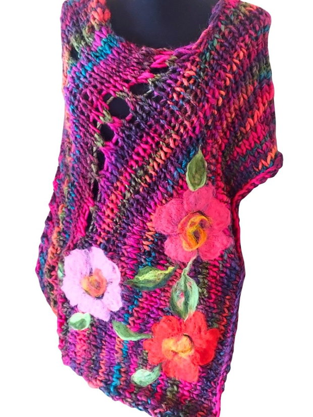 Poncho cu flori impaslite