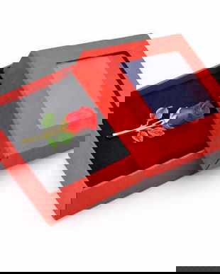 Broșă Mărțișor Trandafir Roșu &ndash; Cutie Cadou Roșie &ndash; Accesoriu Elegant de Primăvară