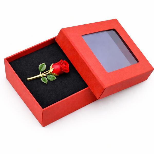 Broșă Mărțișor Trandafir Roșu &ndash; Cutie Cadou Roșie &ndash; Accesoriu Elegant de Primăvară
