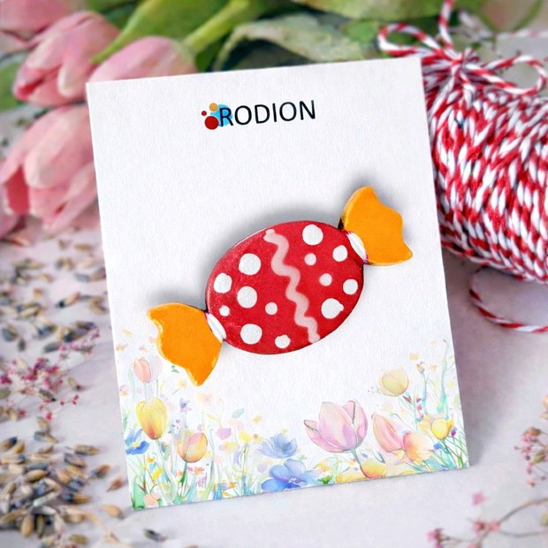 Martisor pictat manual brosa in forma de bomboana handmade