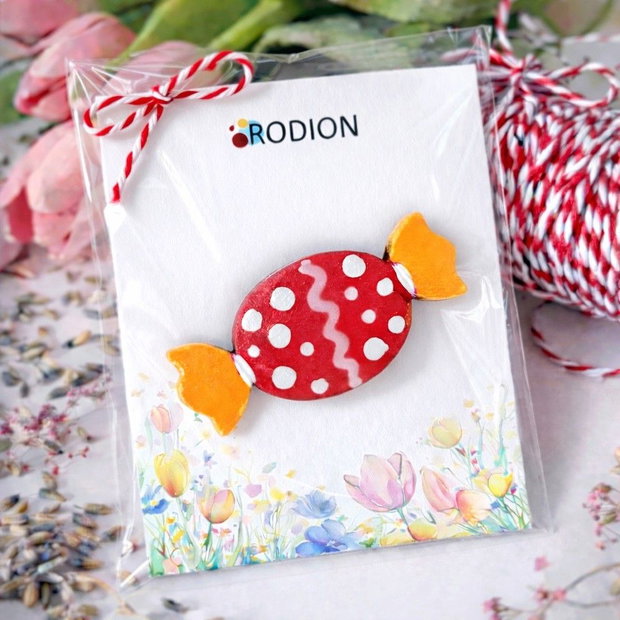 Martisor pictat manual brosa in forma de bomboana handmade