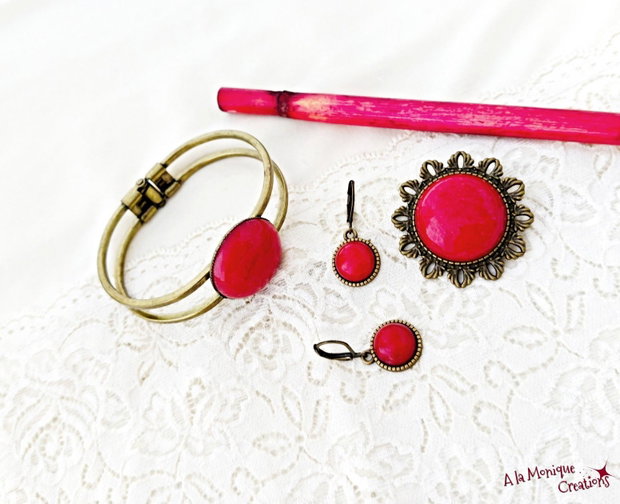 Brosa cu floare de jad rosu