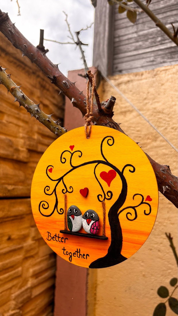 Tablou Better Together Cuplu Pictură pe Lemn și Pietre de Râu (15 cm)