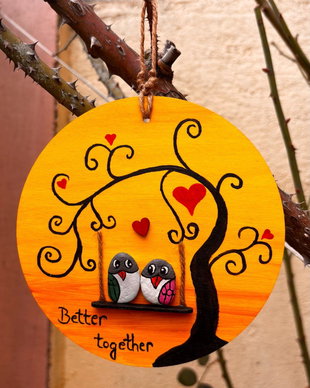 Tablou Better Together Cuplu  Pictură pe Lemn și Pietre de Râu (15 cm)