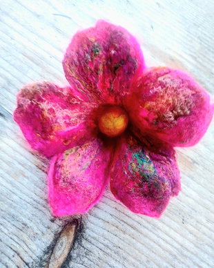 Brosa floricica impaslita
