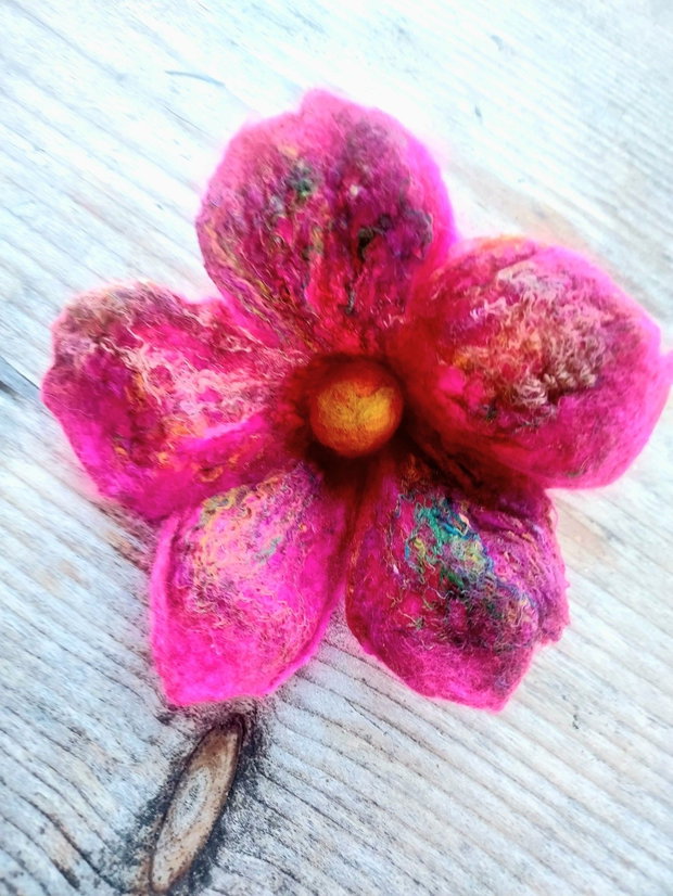 Brosa floricica impaslita