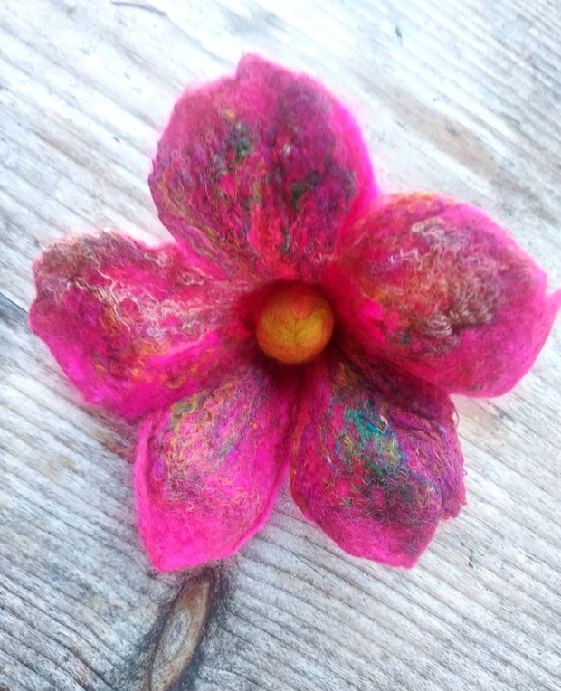 Brosa floricica impaslita