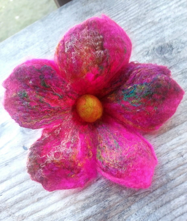 Brosa floricica impaslita